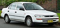 Archivo:1996-1999 Toyota Corolla (AE101R) CSi sedan (2011-06-15) 01