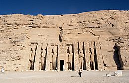 Archivo:Abu Simbel, Nefertari Temple, front, Egypt, Oct 2004