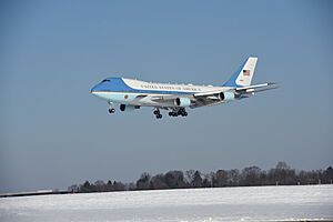 Archivo:Air Force One Arrives at 171st (3)