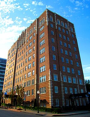 Archivo:Ambassador Hotel, Tulsa, OK, Southeast