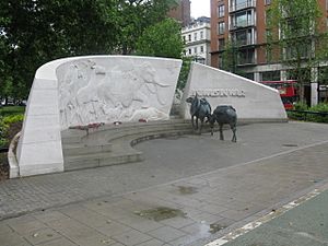Archivo:Animals In War Memorial - Park Lane - geograph.org.uk - 1325854