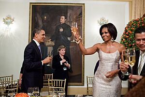 Archivo:Barack and Michelle Obama toast during an official dinner, 2011