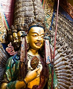 Archivo:Buddhist statue in Leh