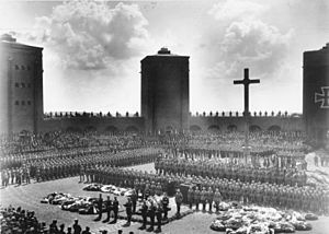 Archivo:Bundesarchiv Bild 183-2006-0429-502, Tannenberg-Denkmal, Beisetzung Hindenburg