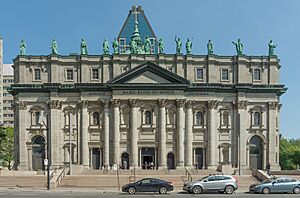 Archivo:Cathédrale Marie-Reine-du-Monde