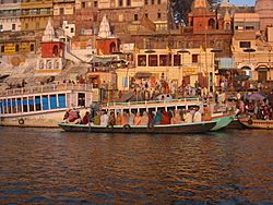 Archivo:Dashashwamedha ghat on the Ganga, Varanasi