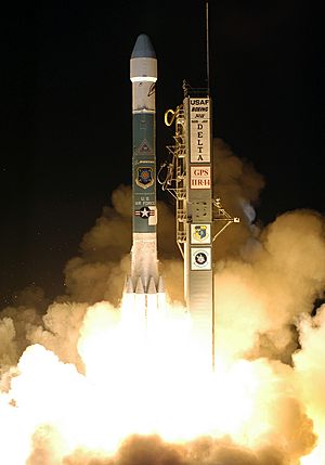 Archivo:Delta 7925 with GPS-IIR-14 satellite