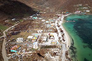 Archivo:Devastation of the island of Jost Van Dyke after hurricane Irma (36787168270)