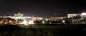 Archivo:Dongguk University at Night