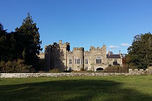 Archivo:Featherstone Castle (back)