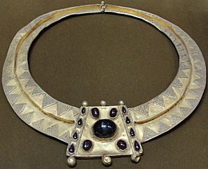 Archivo:Golden Necklace - Parthian Empire 2nd AD