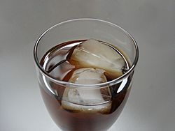 Archivo:Iced tea with ice cubes
