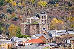 Archivo:Iglesia de Santa Columba sobre Villar de los Barrios