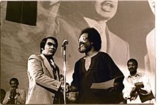 Archivo:Jim Jones shakes hands with Cecil Williams - January 1977