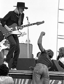 Archivo:Johnny Winter at Woodstock Reunion 1979