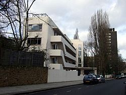 Archivo:Lawn Road and the Isokon building - geograph.org.uk - 673726