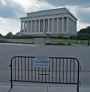 Archivo:Lincoln Memorial During Government Shutdown 2013
