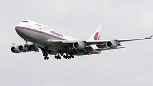 Archivo:Malaysia Airlines B747-4H6 (9M-MPN) landing at London Heathrow Airport in 2004 (1)