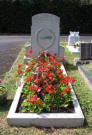 Archivo:Mike Hawthorn Grave Farnham 2019