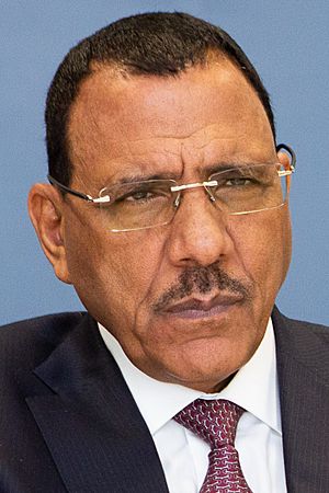 Archivo:Mohamed Bazoum at the European Commission - P060245-844068 (cropped)