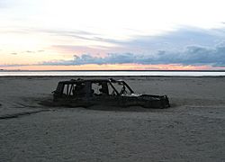 Archivo:Morecambe Bay, abandoned car
