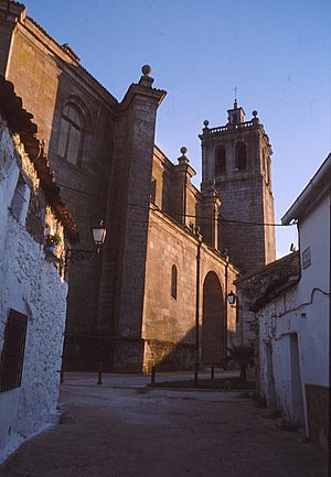 Archivo:Parte trasera de la iglesia