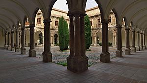 Archivo:Real Convento de Santo Domingo (Jaén). Claustro