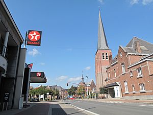 Retie, de Sint Martinuskerk oeg75822 in straatzicht foto1 2012-09-16 14.01.jpg