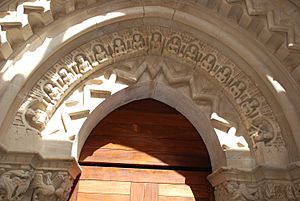 Archivo:Revilla de Santullán Church of San Cipriano 006 romanesque portal