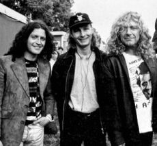Archivo:Robert Plant and Phil Johnstone, backstage at Glastonbury Festival, 1993