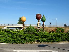 Rotonda de las frutas a la entrada del pueblo