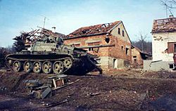 Archivo:Serb T-55 Battle of the Barracks
