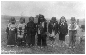 Archivo:Seven Indian children of uneducated parents