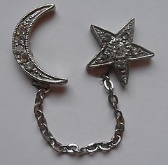 Archivo:Star and crescent costume jewelry