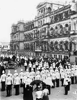Archivo:StateLibQld 1 139704 Lord Lamington addresses Federation Day crowds, Brisbane, 1901