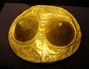 Archivo:Tumbaga Pectoral, Quimbaya culture