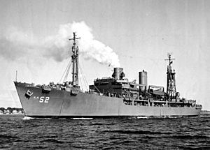 Archivo:USS Zenobia (AKA-52) underway at sea, in August 1945