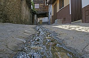 Archivo:Valverde de la Vera-canal de agua-(DavidDaguerro)