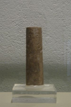 Archivo:Ídolo cilíndrico del cortijo de la fuente sanlúcar de barrameda