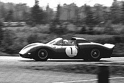Archivo:1965-05-23 07b John Surtees, Ferrari 330P2