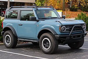Archivo:2022 Ford Bronco 2-Door Big Bend with Sasquatch Package, front right, 10-28-2022