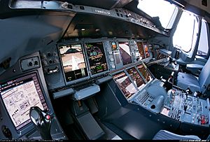 Archivo:Airbus A380 F-WWDD cockpit