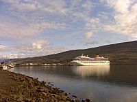 Archivo:Akureyri harbor with cruise ship