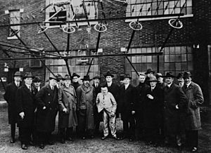 Archivo:Albert Einstein with other engineers and scientists at Marconi RCA radio station 1921
