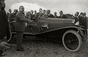 Archivo:Alfonso XIII probando un automóvil (1 de 1) - Fondo Car-Kutxa Fototeka