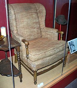 Archivo:Archie Bunker's chair by Matthew Bisanz