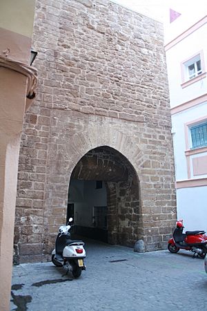 Archivo:Arco del Pópulo - detrás