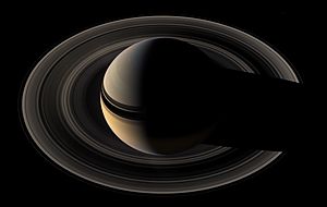 Archivo:Backlit Saturn from Cassini Orbiter 2007 May 9