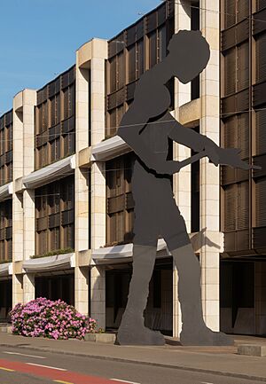 Archivo:Basel, the Hammering Man ontworpen door Jonathan Borofsky (laagste positie) IMG 1682 2022-05-15 18.30