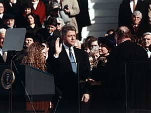 Archivo:Bill Clinton taking the oath of office, 1993 (cropped)